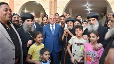 محافظ الأقصر والقيادات الأمنية يزورون دير مارجرجس بالرزيقات لتهنئة الإخوة الأقباط