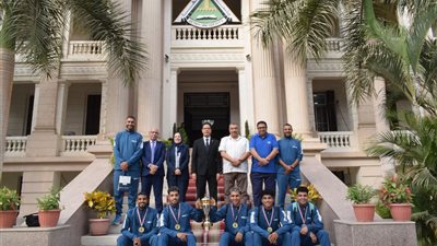 رئيس جامعة بنها يكرم الفائزين بالمركز الأول في بطولة الدورة العربية لخماسيات كرة القدم للجامعات