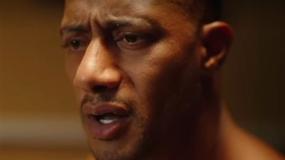 محمد رمضان يستعيد نصائح والده في أغنيته الجديدة ويعلن تأجيل طرحها حدادا عليه| فيديو 