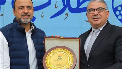 عميد تجارة عين شمس يكرم الداعية مصطفى حسني بعد لقاء مفتوح مع الطلاب