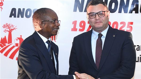 وزير الإسكان وسفير