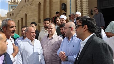 محافظ بني سويف يستمع لطلبات المواطنين بعد صلاة الجمعة ويوجّه بالاستجابة الفورية