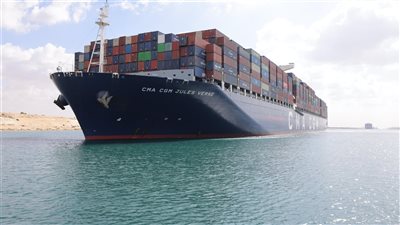حمولة 176 ألف طن وطول 396 مترا.. قناة السويس تستقبل سفينة الحاويات العملاقة CMA CGM 