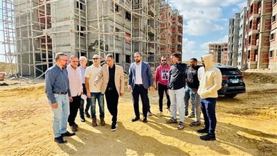 نائب رئيس المجتمعات العمرانية يتابع تنفيذ مشروعات الإسكان الأخضر بالعبور الجديدة