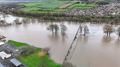  العاصفة كلوديا تضرب عددًا من المناطق في إنجلترا مع وجود 90 تحذيرًا من الفيضانات 