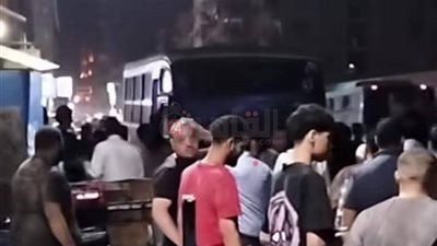 ميكروباص يقتحم كشكًا ببهتيم.. والسائق يفر هاربًا