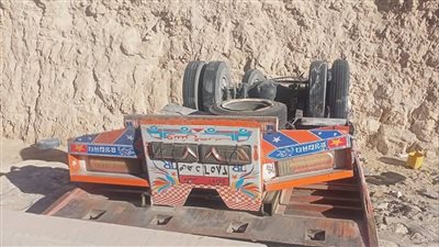 إصابة 4 أشخاص في حادث تصادم بين سيارتي نقل بطريق الجلالة 