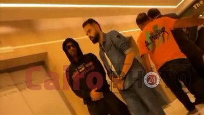 عمرو سعد يصل إلى المستشفى للاطمئنان على شقيقه بعد تعرضه لحادث سير | صور