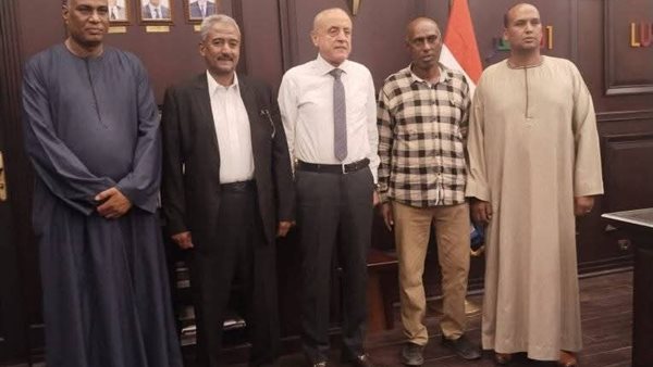 محافظ الاقصر مع اهالي