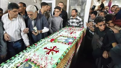 تورتة عملاقة بطول 5 أمتار تُزين احتفالات دير مارجرجس بالرزيقات في الأقصر