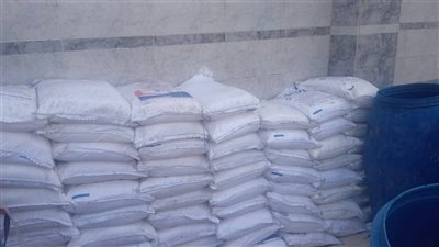 ضبط 2.25 طن ملح طعام مجهول المصدر داخل مصنع في بنها بالقليوبية