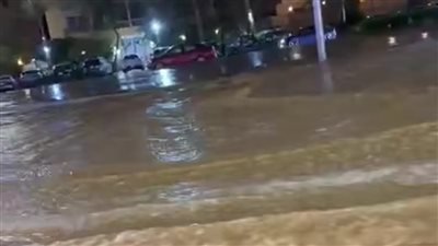 كسر مفاجئ في خط مياه بشارع التسعين الشمالي بالقاهرة الجديدة.. والجهاز يبدأ التعامل الفوري 