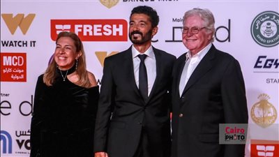 خالد النبوي ويسرا وحسين فهمي.. النجوم يتألقون على ريد كاربت فيلم المهاجر بمهرجان القاهرة السينمائي
