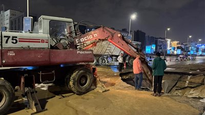 عودة المياه للمناطق المتأثرة بعد إصلاح كسر خط الشرب بالتسعين الشمالي في القاهرة الجديدة 