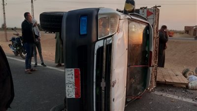 مصرع شخص مجهول الهوية وإصابة 13 عاملا في انقلاب ربع نقل على الصحراوي الغربي بالمنيا