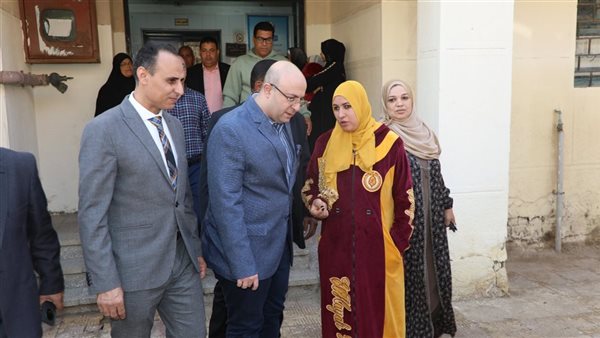 محافظ بني سويف يستمع