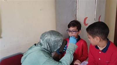 الكشف الطبي على 288 حالة بمدرسة ميت الدريج الابتدائية بكفر شكر 