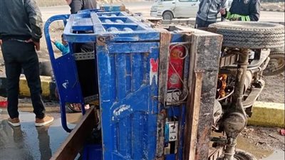 إصابة 15 عاملا في انقلاب تروسيكل على طريق القاهرة الفيوم الصحراوي