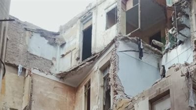 لمدة يومين.. حي وسط بالإسكندرية يزيل الأجزاء الخطرة والعالقة بعقار في شارع فاطمة