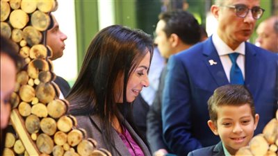 وزيرة التضامن ومحافظ الفيوم يتفقدان معرض كنزي للحرف اليدوية والتراثية | صور