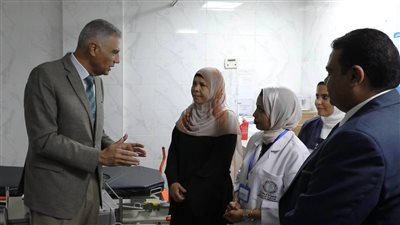 في لفتة إنسانية وأبوية.. محافظ أسوان يطمئن على حالة الطالبة المصابة بحادث الأتوبيس