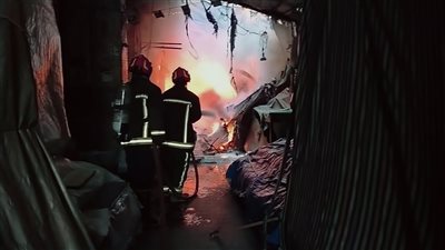 حريق 12 محلا وباكية.. الحماية المدنية بالإسكندرية تنقذ المنشية من كارثة حريق مروع بشوارع ضيقة