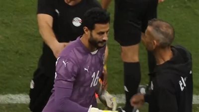 وليد صلاح الدين يستفسر من الشناوي عن لقطة استبداله بمصطفى شوبير