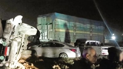 مصرع شخص وإصابة اثنين في انقلاب سيارة تريلا على الطريق الصحراوي الشرقي بالبغدادي بالأقصر