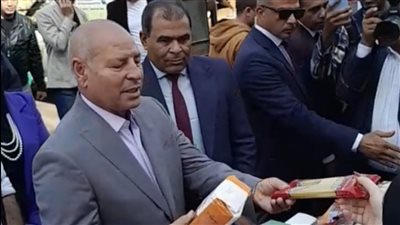 محافظ القاهرة يفتتح سوق اليوم الواحد بعين شمس: تخفيضات للمواطنين وخطة لإقامة معرض أسبوعي في حي جديد