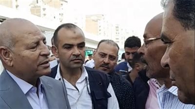 محافظ القاهرة يستجيب لطلب مواطن خلال افتتاح سوق اليوم الواحد بعين شمس: مكتبي مفتوح وعينيّا ليك.. وأنا كلمتي واحدة