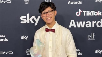 حاصل على الدكتوراه.. بريطاني يحصد جائزة كبرى في حفل تيك توك 2025 