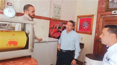 جولة مفاجئة لمحافظ السويس لمتابعة الأسواق والمحال والمخابز والتأكيد على توافر السلع الغذائية