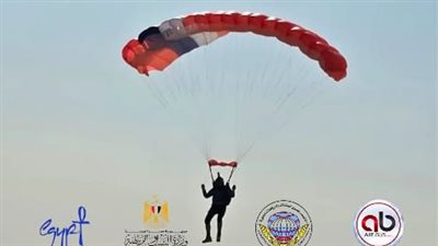 السياحة: انطلاق المهرجان الدولي للباراموتور والقفز بالمظلات من منطقة أهرامات الجيزة