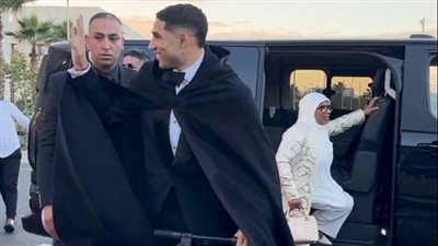 أشرف حكيمي يصل إلى حفل توزيع جوائز كاف بالاسكوتر