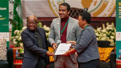 نيابة عن شباب القارة.. مصري يسلم مخرجات مؤتمر الشباب لعمدة جوهانسبرج