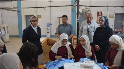نائب محافظ الوادي الجديد تتفقد سكن الطالبات المغتربات ومصنع الملابس الجاهزة