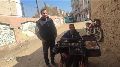 أتمنى الحصول على كشك صغير..حسن يهزم الشلل ويجوب شوارع سوهاج طلبًا للرزق | فيديو وصور