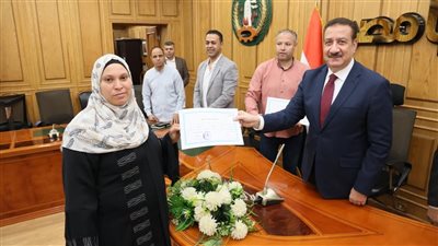 محافظ المنوفية يسلم شهادات تدريب ومكافآت مالية لـ 30 فتاة من خريجات برنامج التدريب المهني