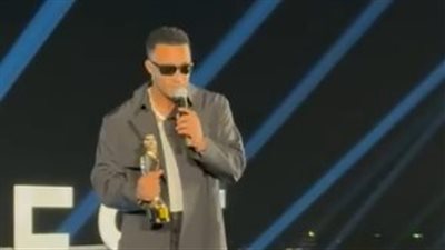 محمد رمضان يهدي تكريمه لـ والده الراحل: يا رب تكون فخور بيّا وأكون قد المسؤولية