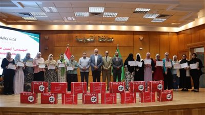 محافظ القليوبية يوزع ماكينات خياطة على 15 متدربة من أوائل خريجات دورات مديرية العمل