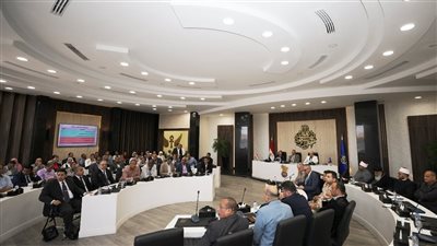 محافظ أسوان يوجه بإنهاء إجراءات استرداد الأراضي وملف التقنين خلال أسبوعين