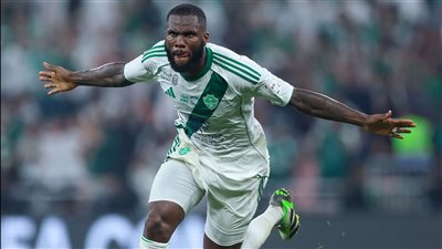 بـ10 لاعبين.. أهلي جدة يفوز على القادسية بثنائية في الدوري السعودي للمحترفين