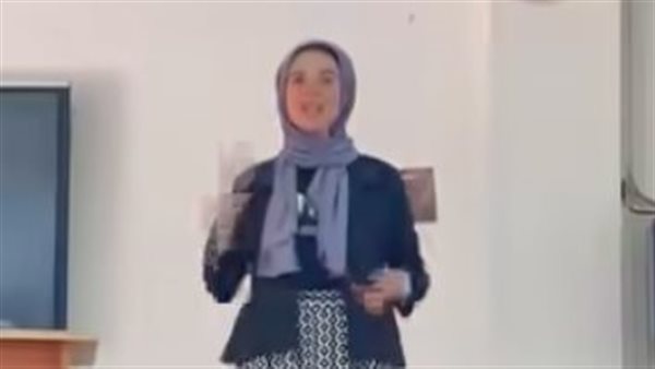 معلمة محترفة بلغة