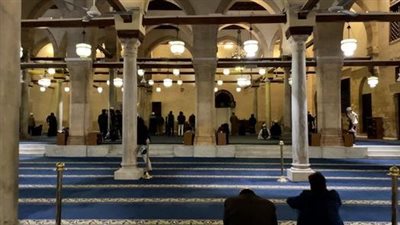 مواقيت الصلاة اليوم حسب موقعك.. الفرق بين المغرب والعشاء ساعة وربع