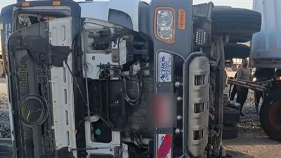 توقف جزئي بطريق السويس السخنة بعد انقلاب سيارة نقل