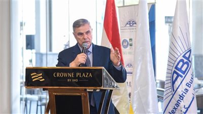 محافظ الإسكندرية: الإعلان عن منظومة لتطوير التاكسي خلال أيام