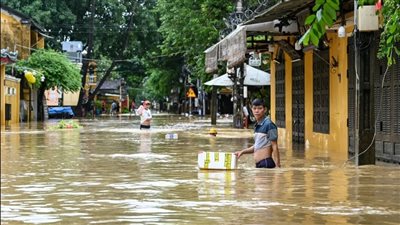 فيضانات فيتنام تخلف 90 قتيلا و12 مفقودا.. ما القصة؟