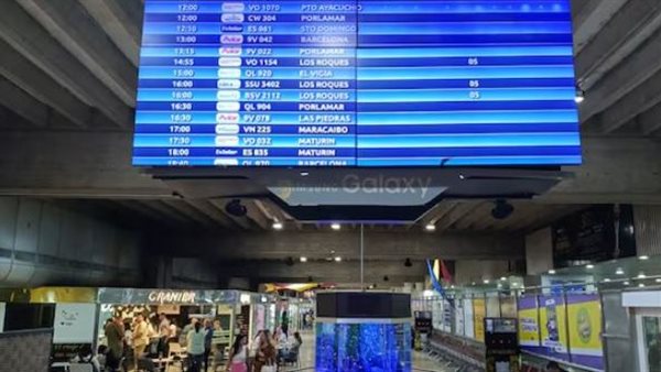 شاشة المغادرة والوصول