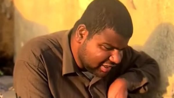 كفيف يتلو القرآن