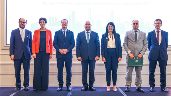 جانب من التوقيع